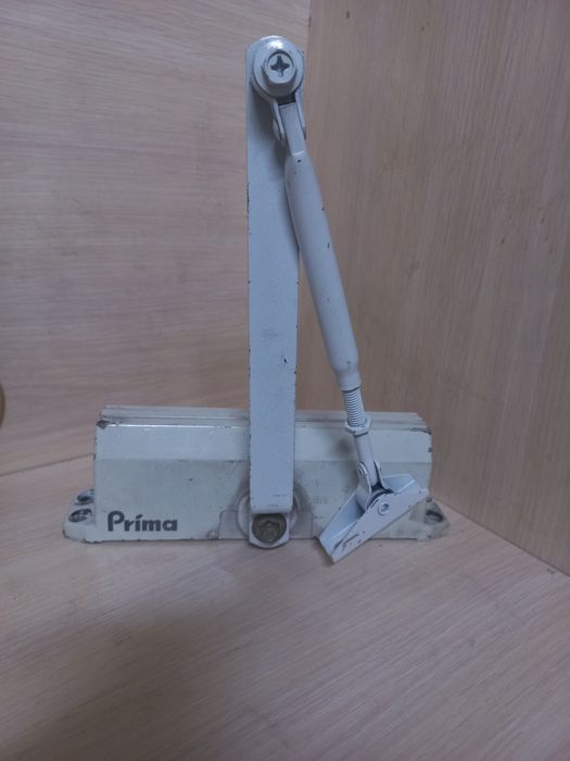 Дверной доводчик