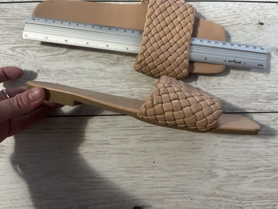 Отдам бежевые шлепанцы