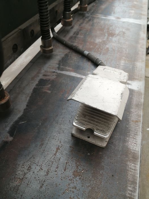 Гилотина за рязане на ламарина