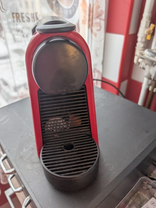 Espressor Nespresso roșu, capsule Original essenza mini 2 butoane (