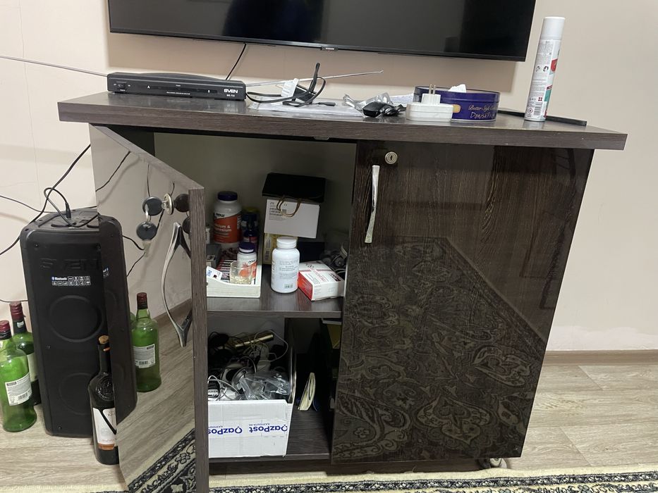 Диван кровать, стол, комод,