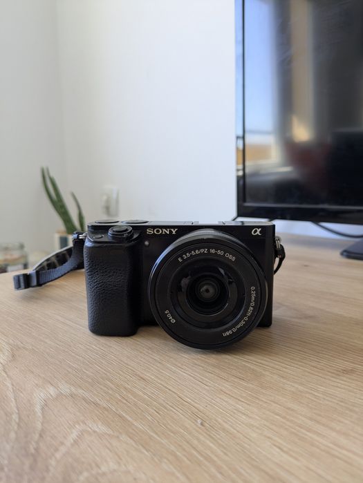 Sony A6000 + 16-50мм обектив - Перфектна Камера за Социални Медии