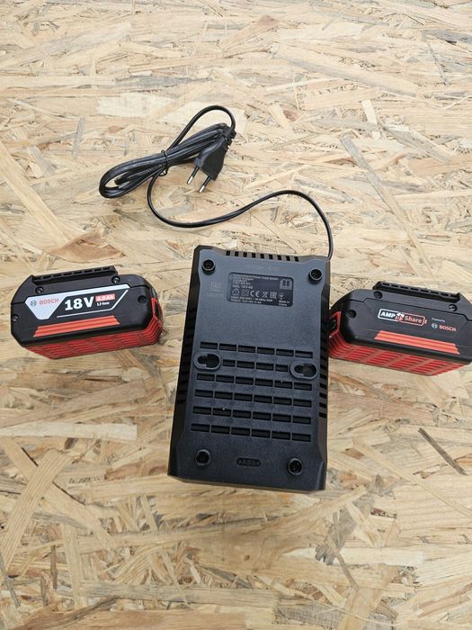 Bosch Set 2 acumulatori 18v + incarcator