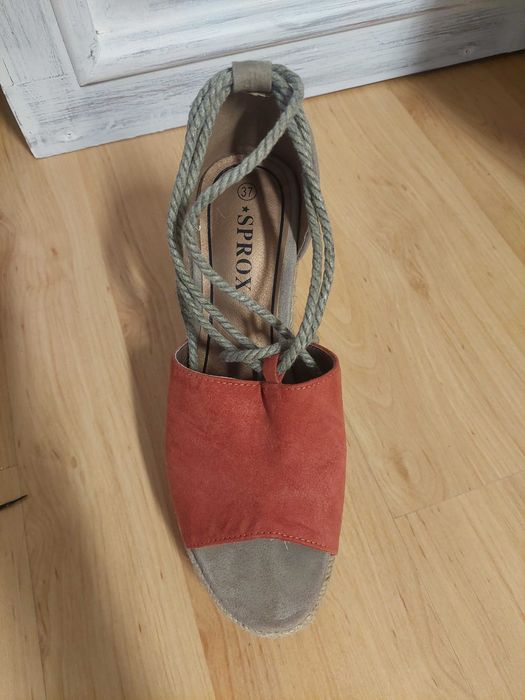 Сандали на платформа