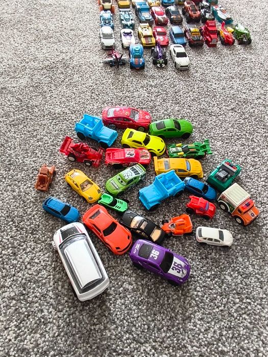 Hot Wheels лот: 2 писти (Cobra + Vertical Launch) + 40+ колички и Monster Trucks