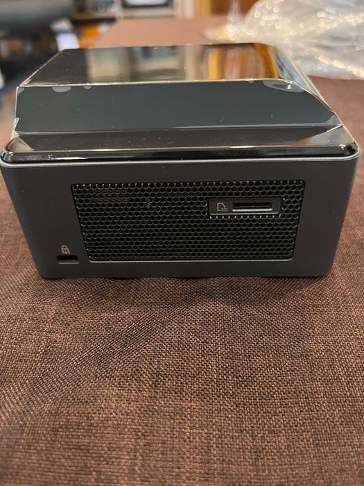 Intel NUC NUC8i5BELS 16GB,128GB малък компютър