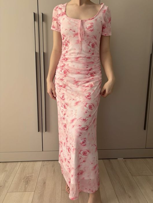 Розовое платье миди с цветочным принтом