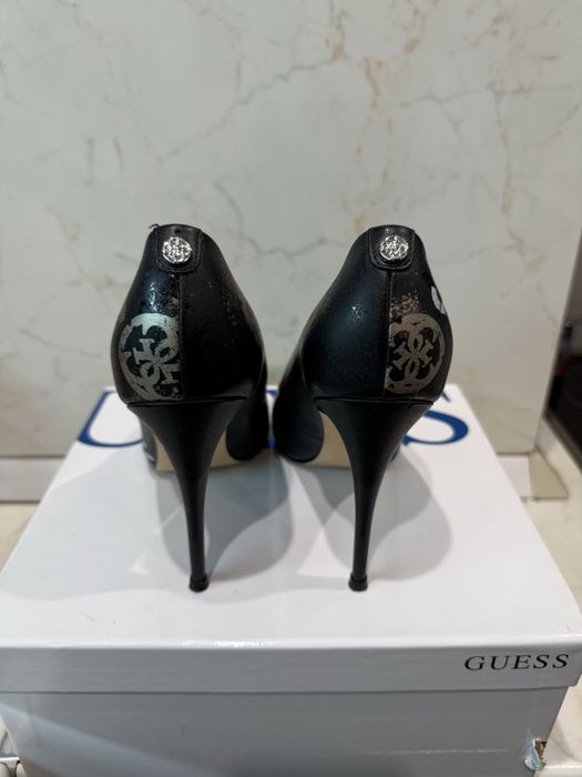 Обувки на ток Guess