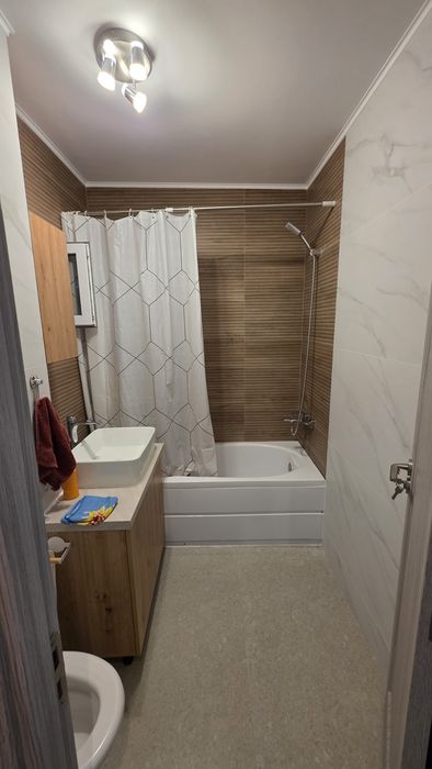 Apartament cu trei camere de închiriat!