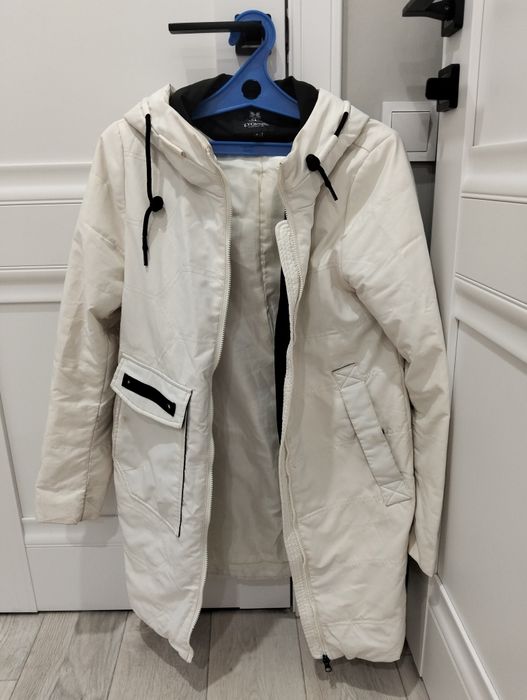 Куртки белая и черная