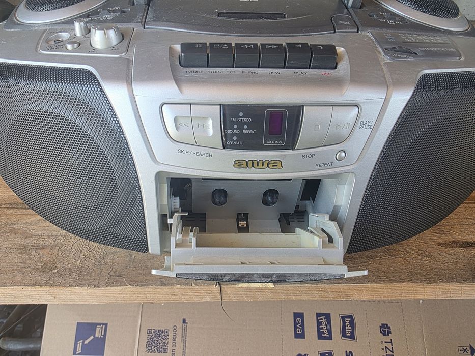 Vand 2 radiocasetofoane Grundig si Aiwa