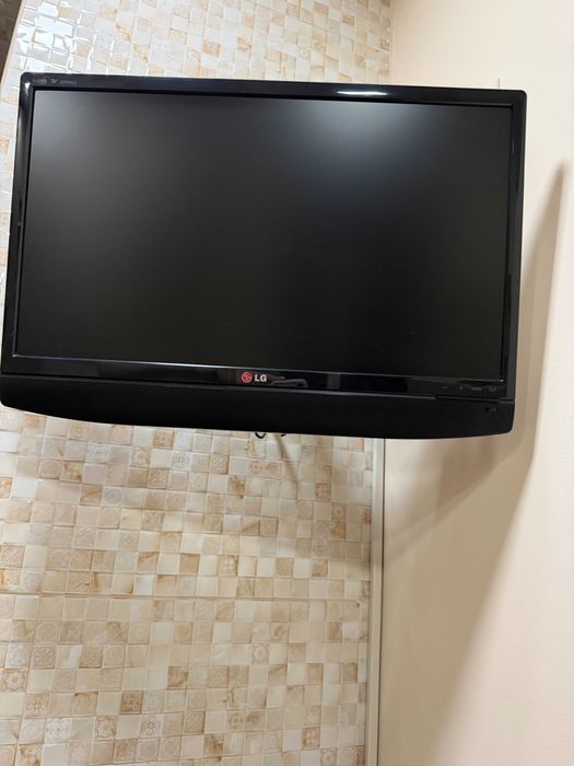 Телевизор + кронштейн LG LED 22” Full HD в отличном состоянии
