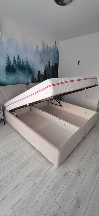 Pat tapițat 180×200 cm – gri, foarte confortabil, cu ladă de depozitare generoasă și somieră rezistentă rabatabilă – 3.900 lei.