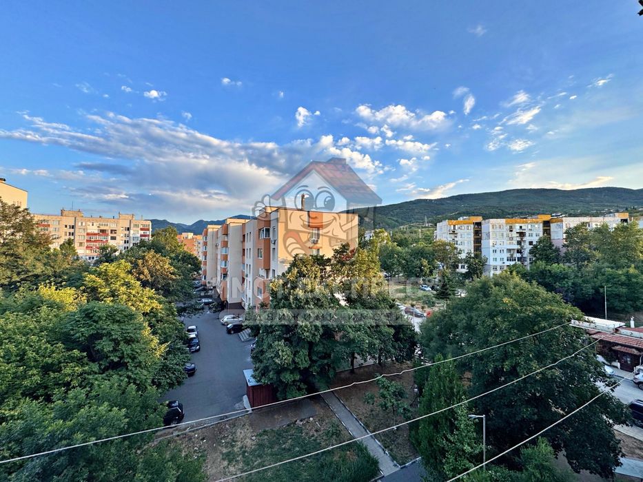 Двустаен апартамент, с изба, панорамна гледка, кв.Запад