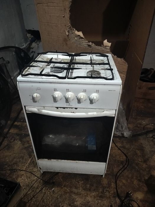 Продам газ плиту и три балона п