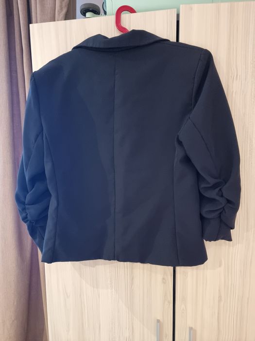 Дамско черно, късо сако с набрани ръкави