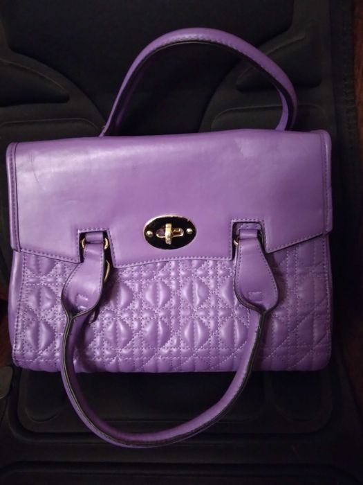 Geanta de dimensiuni medii