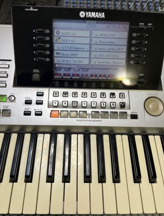 Vând orga Yamaha Tyros 1