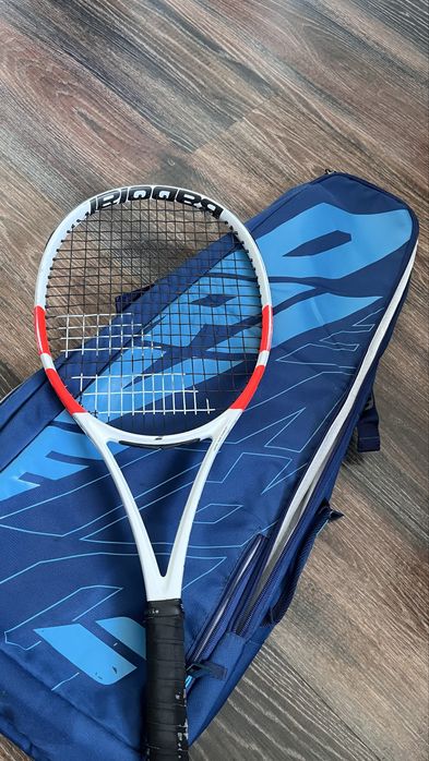 Теннисная ракетка и сумка