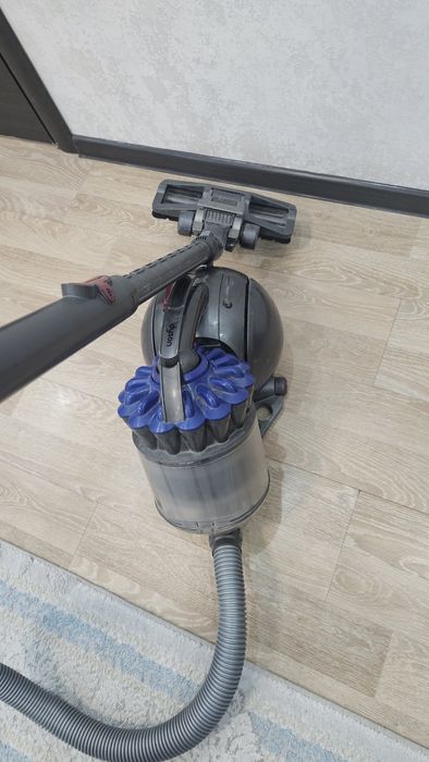 Пылесос рабочий модели "Dyson"