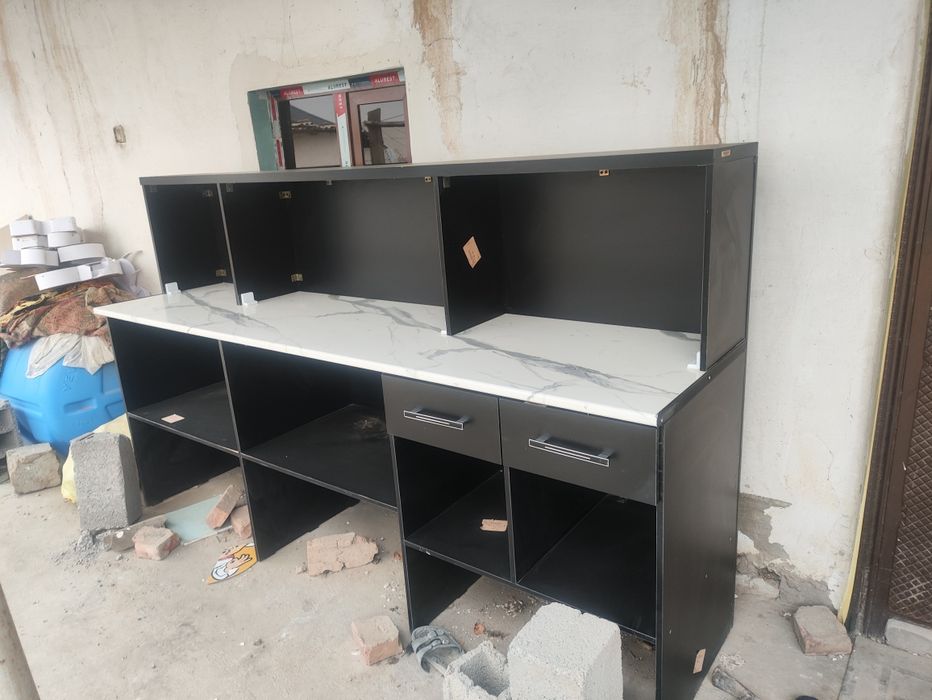 Bar va stol hali yangi ishlatilmagan