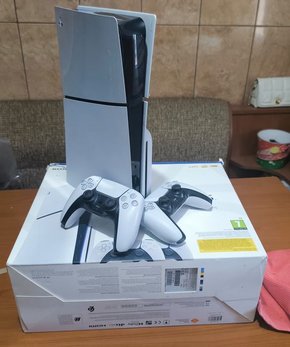 PlayStation 5 (PS5) Slim,  Disk Edition 1TB + 2 Controlere DualSense + Cutie