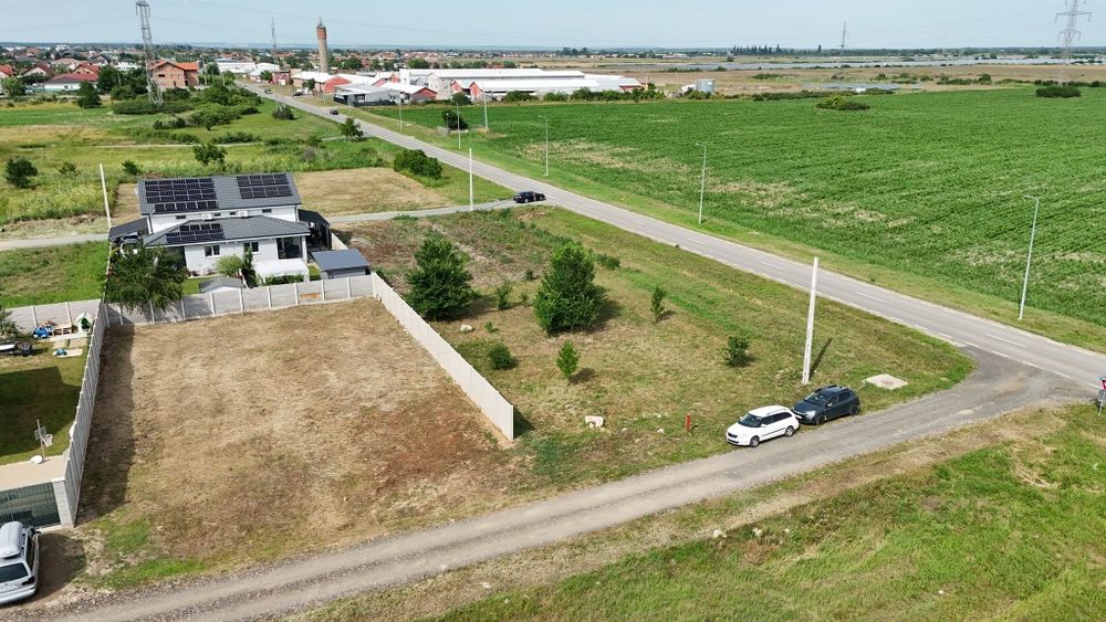 PROPRIETAR- locaţie excelenta, fs 20 ml, toate utilitaţile, gard de beton 3 laturi