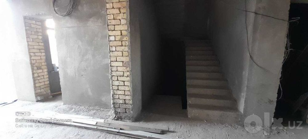 Olmazor tumani Chimboyda 2 sotil 3 qavatli korobka uy sotiladi.