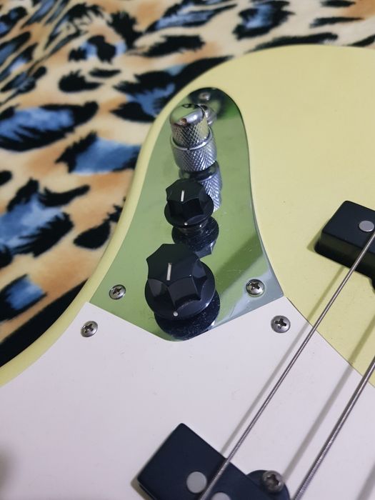 Бас гитара Squier Affinity V Актив 5 струн