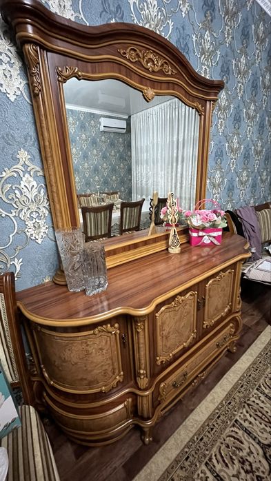 Стол и стулья+ комод+зеркало