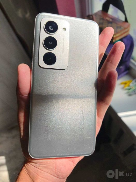 Redmi 15 Ayol kishi tutgan Idealniy telefon