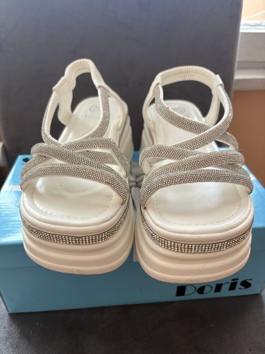 Бели сандали с блестящи елементи