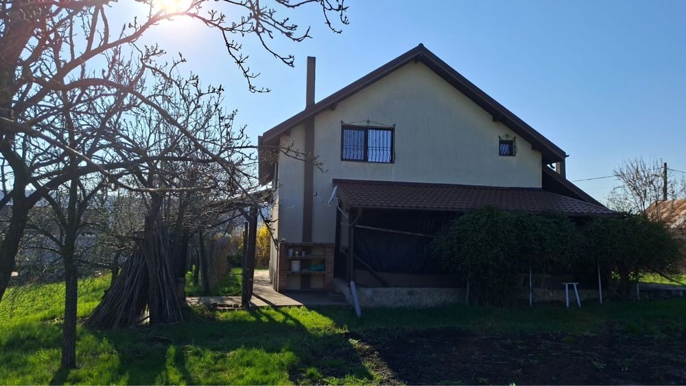 Inchiriez vila Poienari(Roman) 100 mp + teren 4000 mp