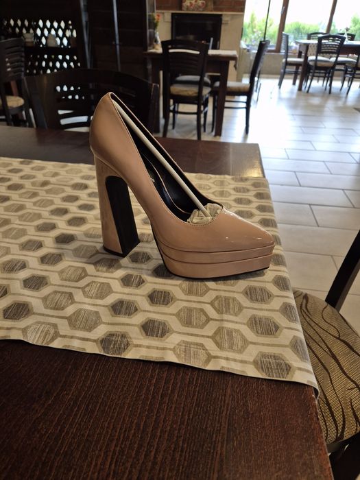 Стилни обувки на ток