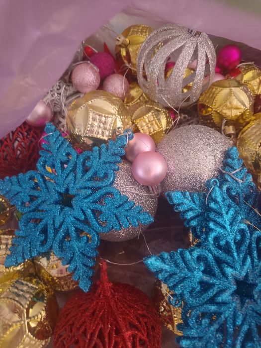 Продам елку с игрушками и гирляндами