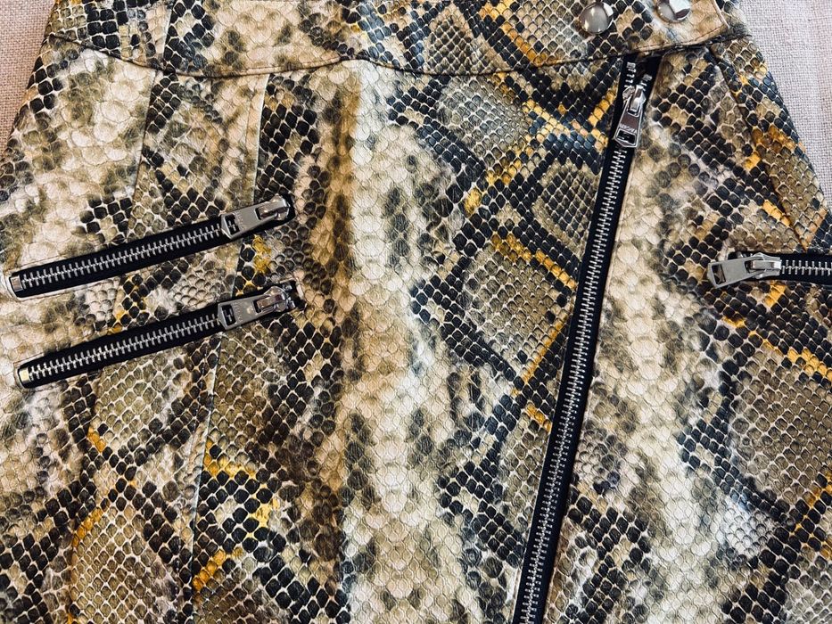 Оригинална кожена пола Bershka със змийски принт и ципове