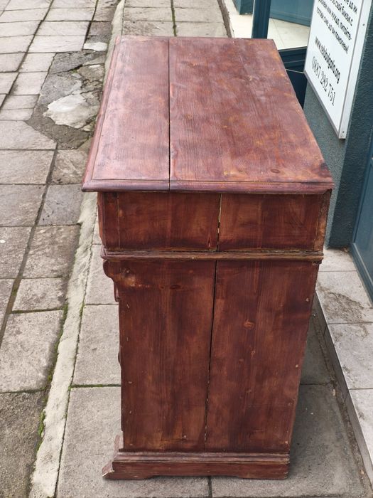 Реставриран антикварен скрин