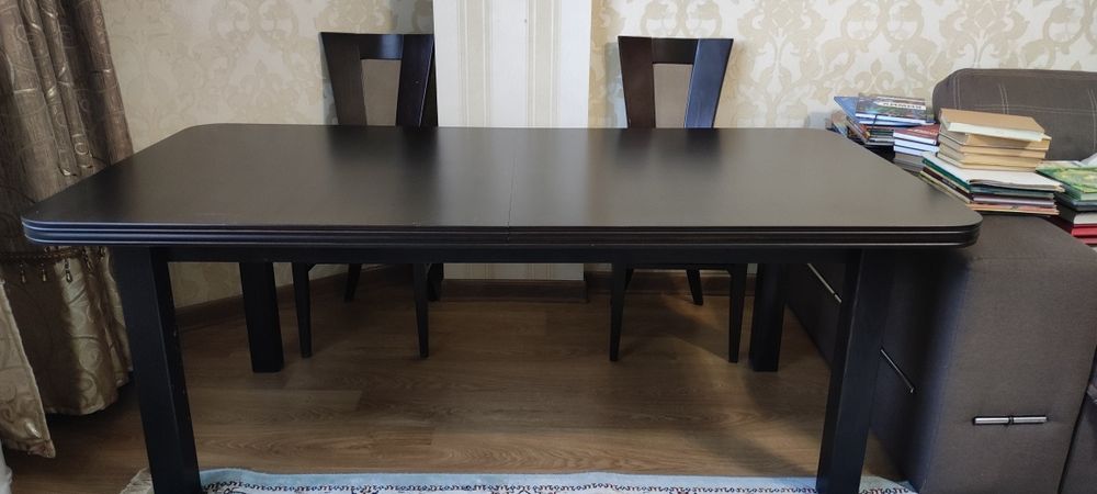 Продам стол для гостиной