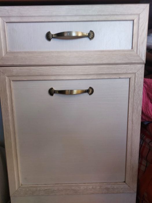 Мебель. Столик туалетный