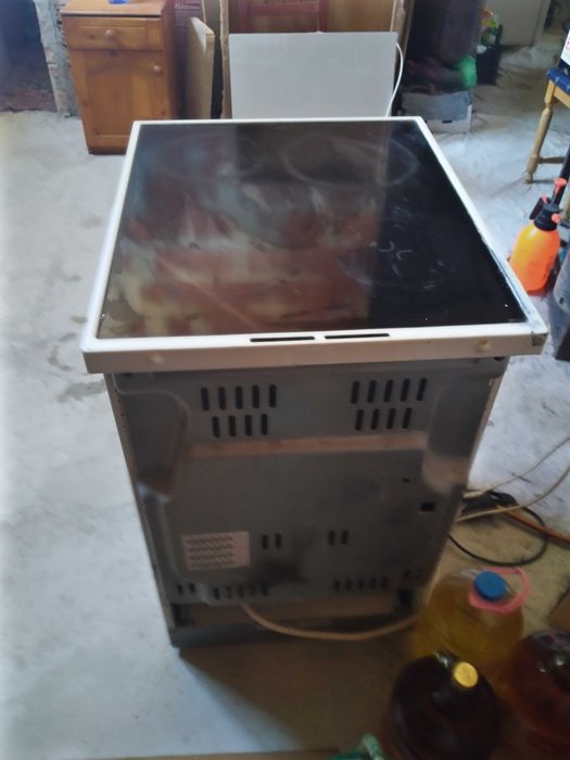 Продавам готварска печка ZANUSSI zcv560mw