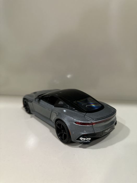 1:24 òlchamdagi sifatli model mashina sotiladi