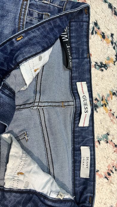 Blugi Guess de vanzare