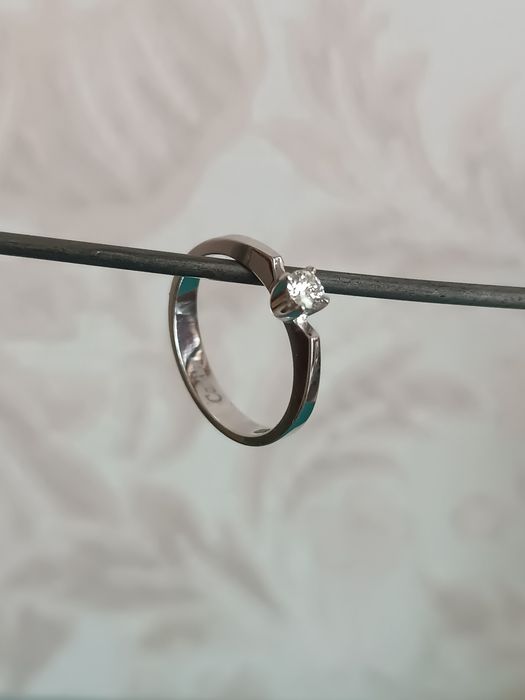 Продам  золотое 585° кольцо. Белое золото . Классическое помолвочное