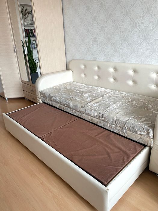 Продам диван белый