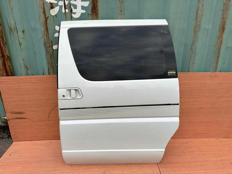 Дверь раздвижная разных цветов на Ниссан Эльгранд Е50