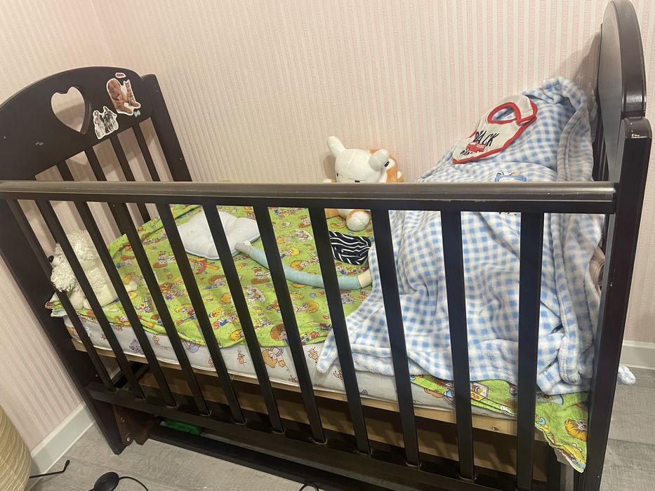 Детская кроватка с маятником