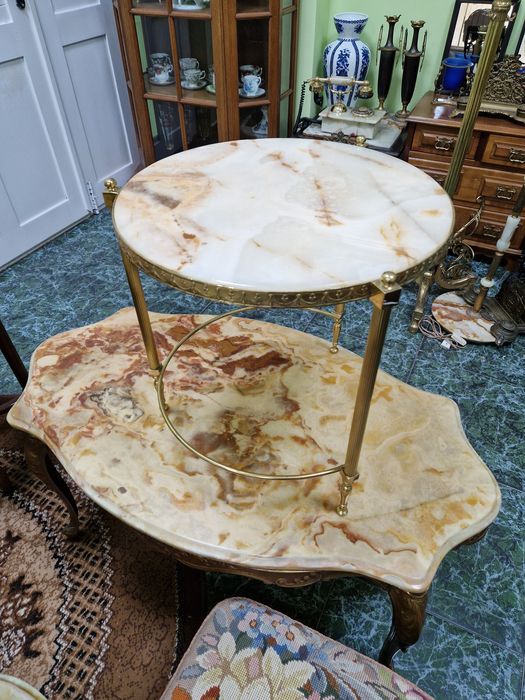 Чудесна антикварна бронзова френска помощна масичка с оникс