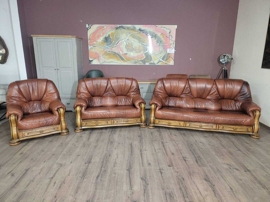 Кафяв комплект дивани тройка,двойка и фотьойл от естествена кожа и дъб