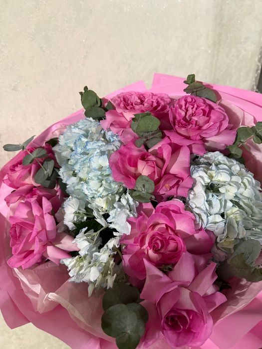Букет из гортензий и роз