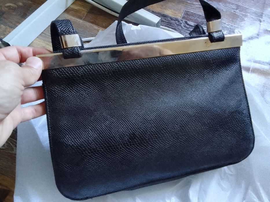 Кожена дамска чанта.